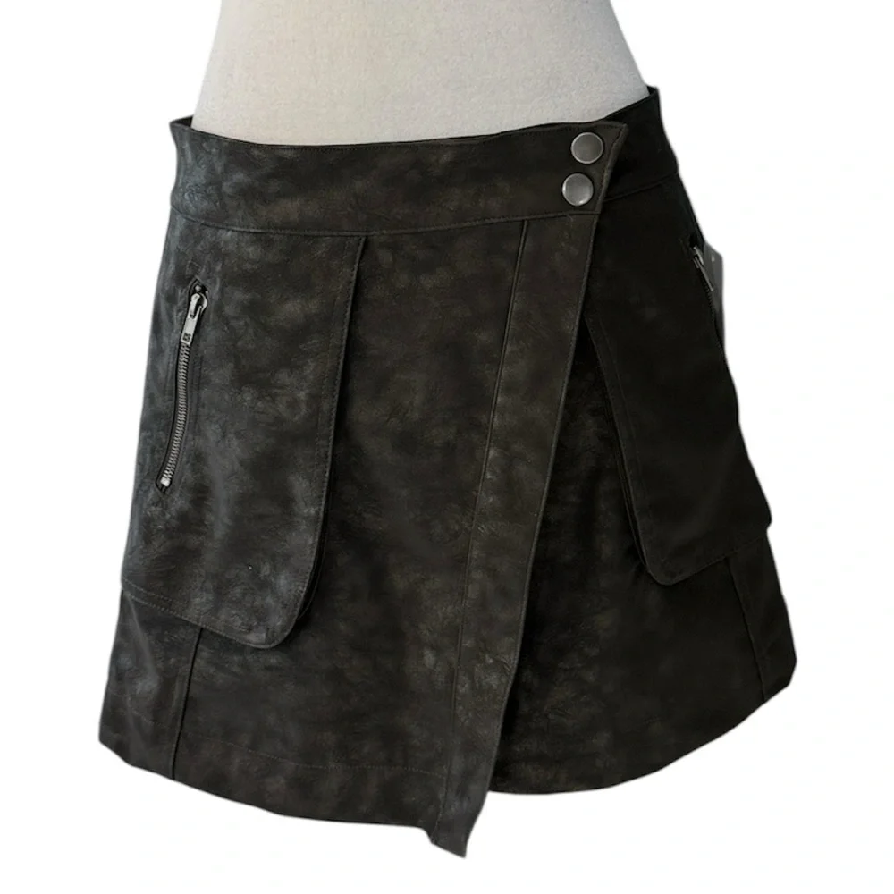 21 Saints Black Faux Leather Wrap Skirt Size‎ L Snap Front Zip Pockets NWT